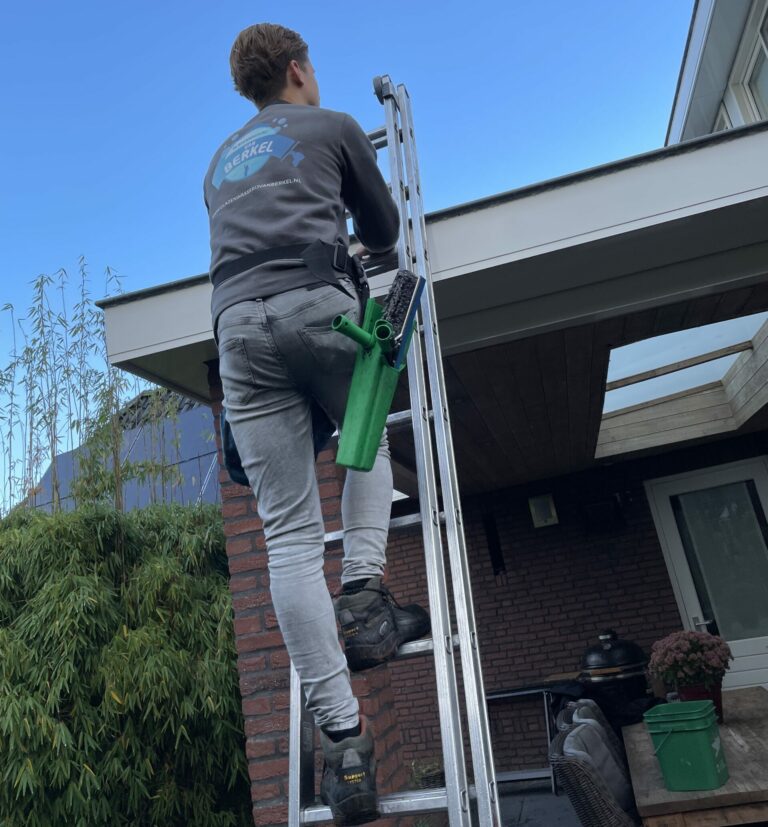 Het dak op om te reinigen
