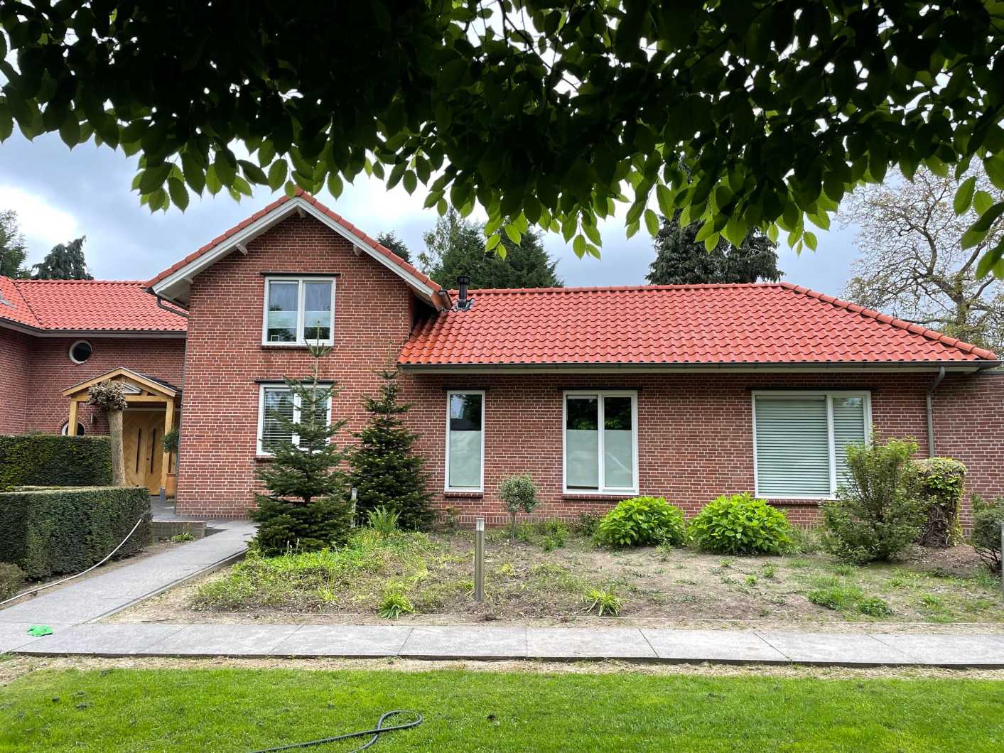 Grote woning met gevel helemaal schoon Grote woning met gevel helemaal schoon