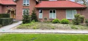Schone woning met bestrating aan voorzijde gereinigd