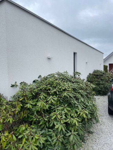Gevel witte woning met plak dak schoon Gevel witte woning met plak dak schoon