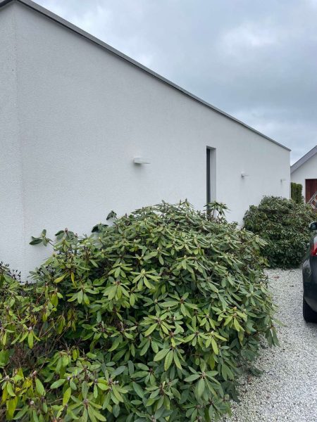 Gevel witte woning met plak dak schoon Gevel witte woning met plak dak schoon